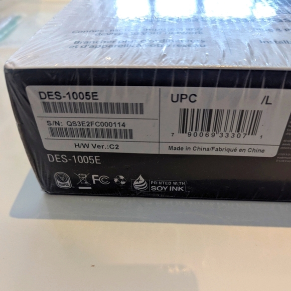 D Link 5 port Fast Ethernet Switch - New - Picture 3 of 3